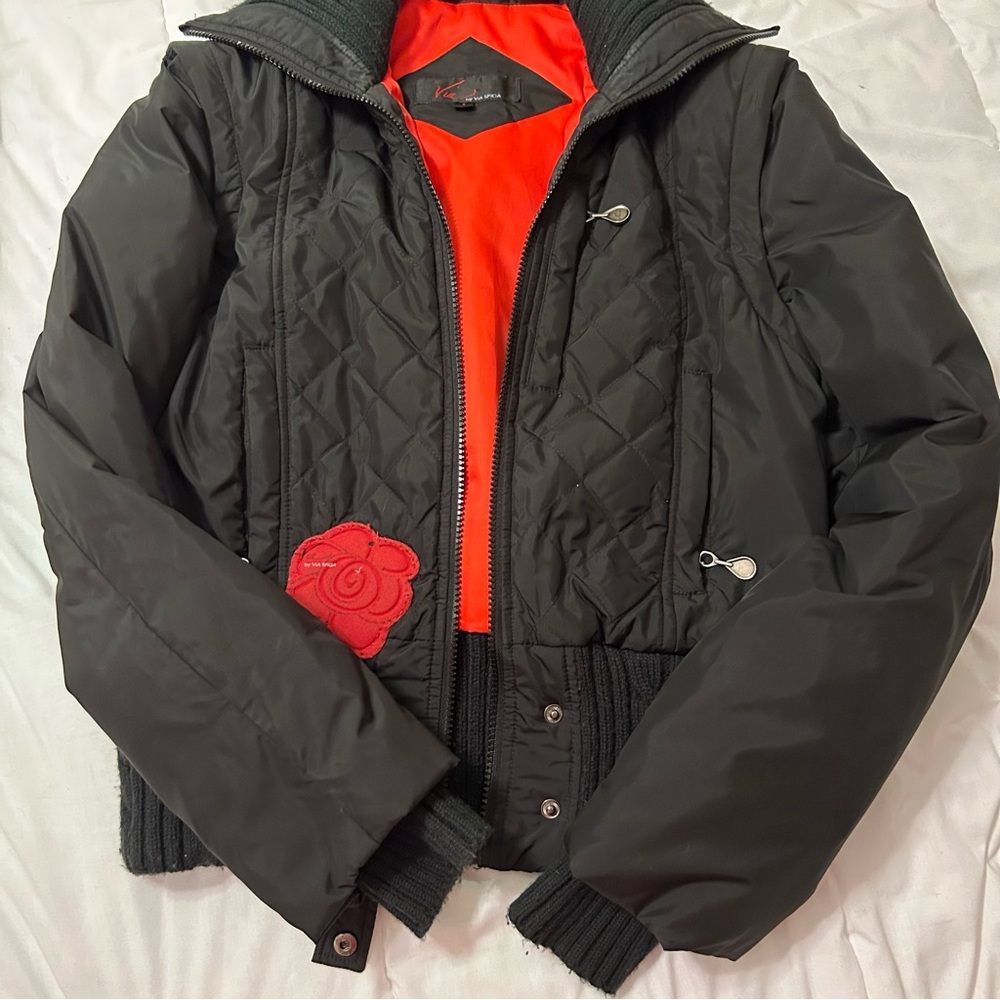 BLACK PUFFER W RED INTERIOR 🌹
size:small
in good condition and keeps you warm!